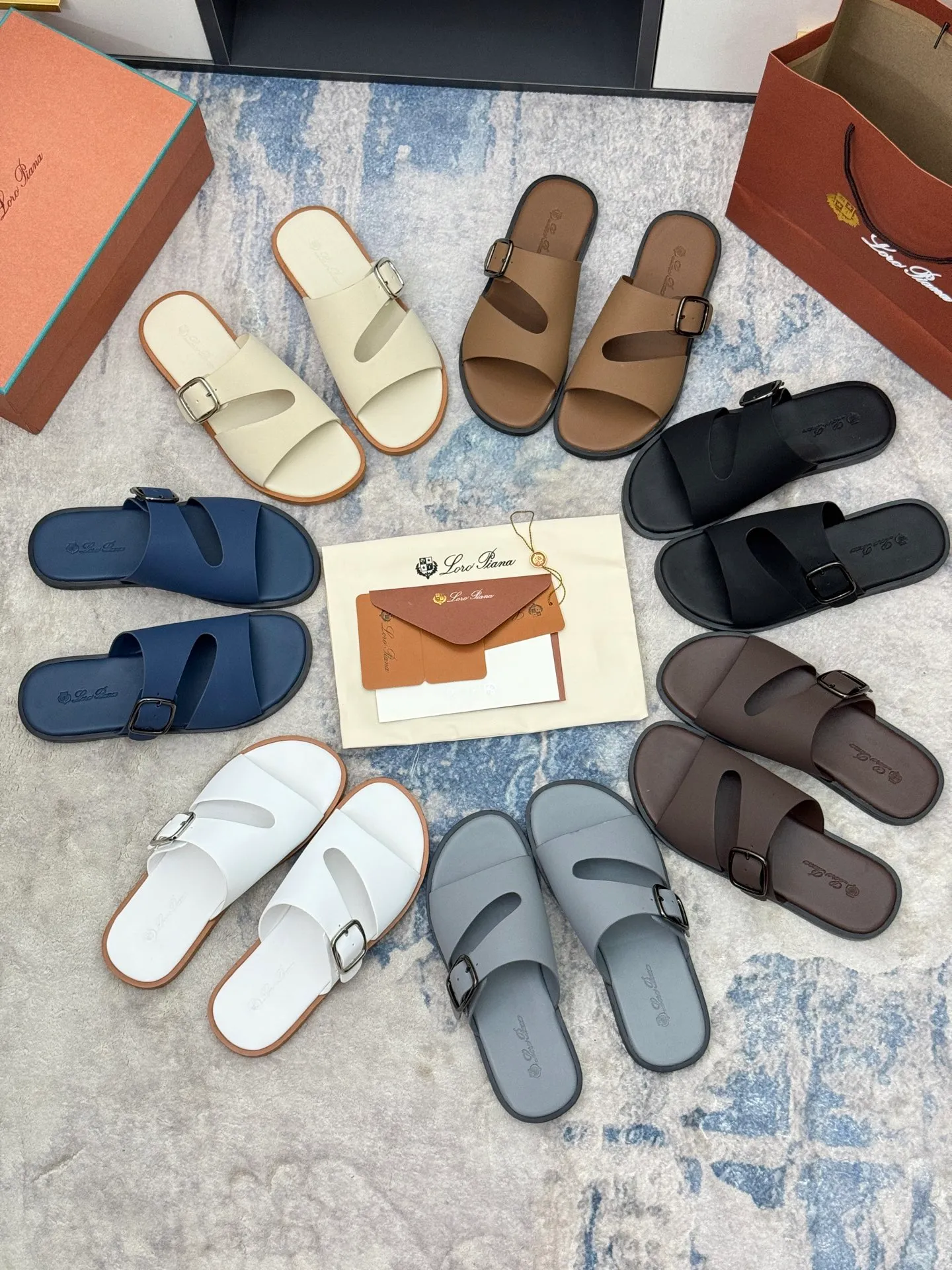 👟👟Ex-factory price 480👟👟 LP Loro Piana*👉Top genuine high-end early spring model👉Buy the original 1:1 copy💯💯💯 Founded the existing Loro Piana company on April 24, 1924. It is now the sixth generation of family business, providing high-quality products to customers who are discerning about taste and quality. ❤️Imported silk calfskin fabric, imported grade A sweat-absorbent and breathable lining 💯💯💯 Purely handmade 💯Authentic packaging Original one-to-one molded outsole The favorite sandals of Middle Eastern tycoons Code number: 38-46 (38, 45, 46 customized)